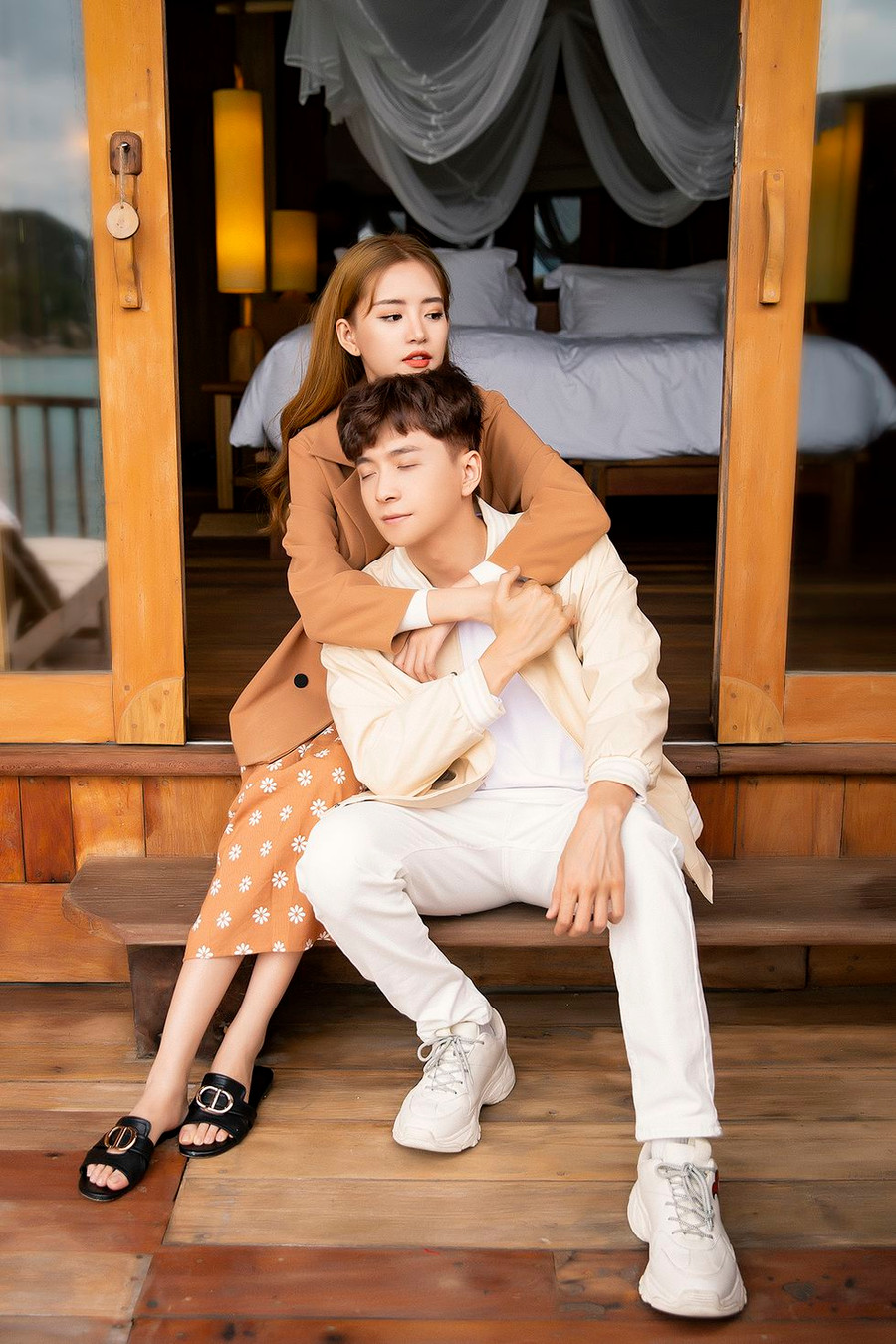 Được biết, trong MV lần này, Ngô Kiến Huy đóng cặp cùng hot girl Trâm Ngô. Cả hai đã có những khoảnh khắc lãng mạn và ngôn tình tại một resort nổi tiếng ở vịnh Ninh Vân (Khánh Hòa) - Ảnh: NVCC