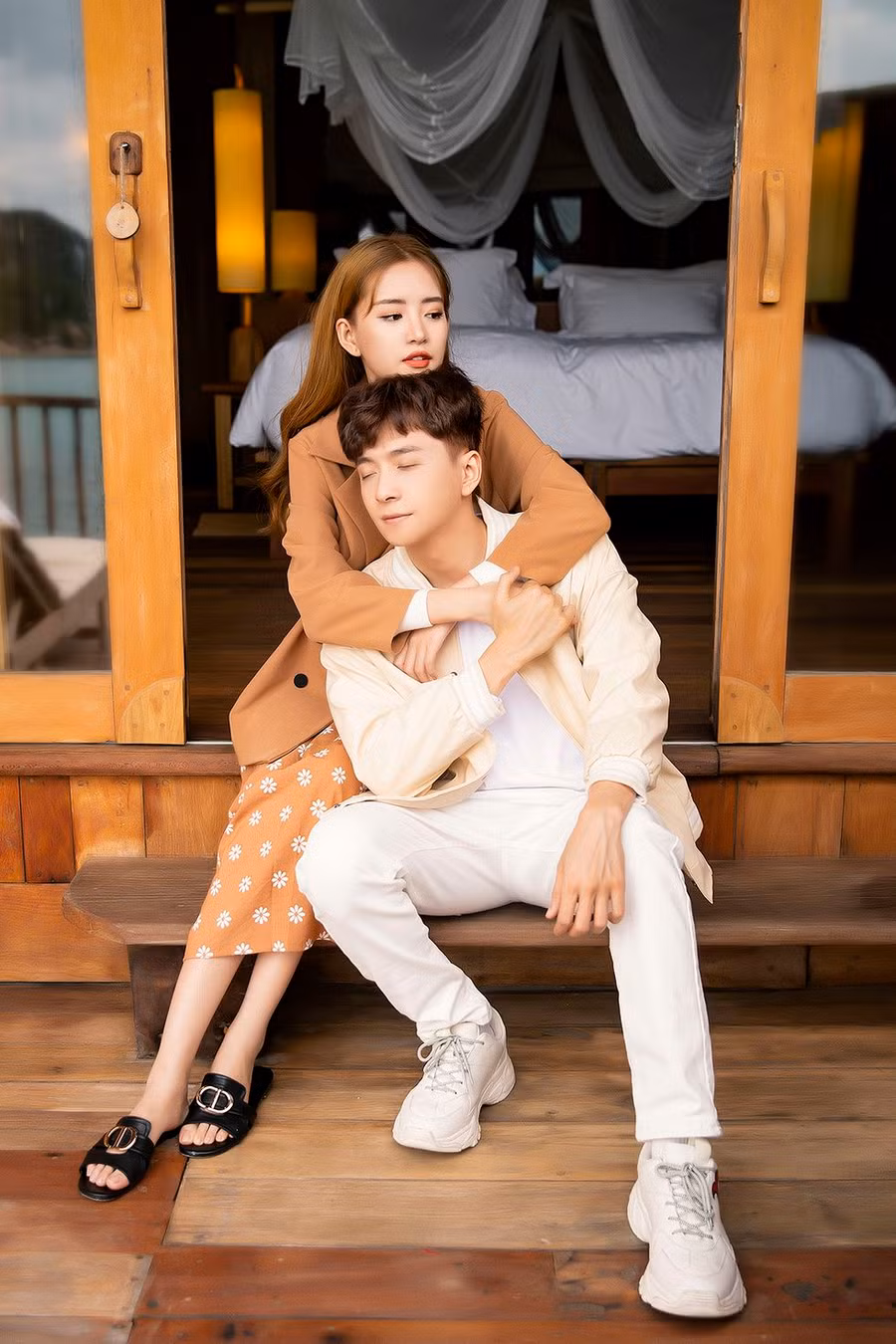 Được biết, trong MV lần này, Ngô Kiến Huy đóng cặp cùng hot girl Trâm Ngô. Cả hai đã có những khoảnh khắc lãng mạn và ngôn tình tại một resort nổi tiếng ở vịnh Ninh Vân (Khánh Hòa) - Ảnh: NVCC