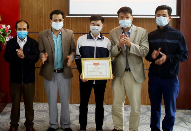 Nam sinh Nguyễn Việt Thạch được nhà trường tặng giấy khen - Ảnh: TÂN KỲ