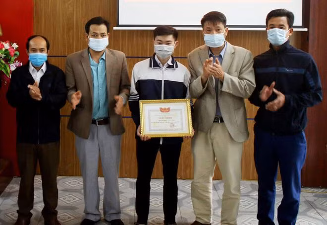 Nam sinh Nguyễn Việt Thạch được nhà trường tặng giấy khen - Ảnh: TÂN KỲ