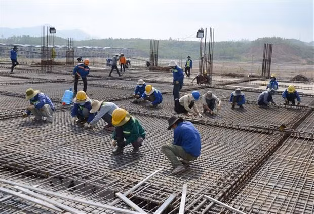 Công nhân làm việc tại công trường trong ngày đầu Năm mới. (Nguồn: TTXVN)