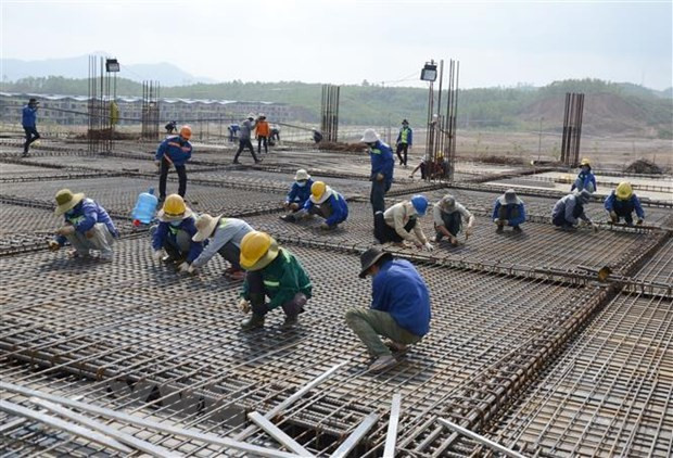 Công nhân làm việc tại công trường trong ngày đầu Năm mới. (Nguồn: TTXVN) Công nhân làm việc tại công trường trong ngày đầu Năm mới. (Nguồn: TTXVN)