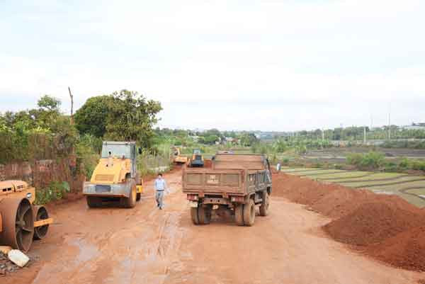Thi công Dự án kè chống sạt lở trung tâm hành chính huyện Chư Sê. Ảnh: Minh Nguyễn