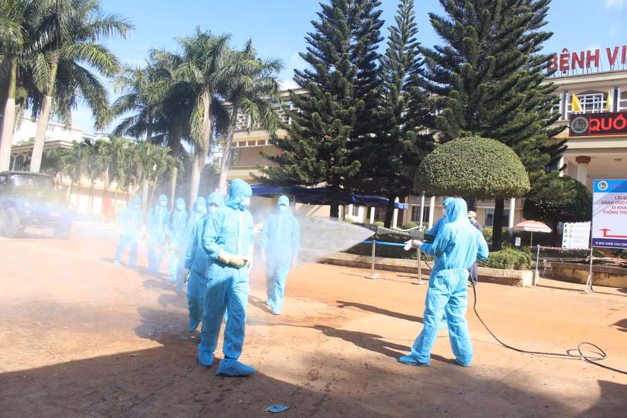 Khử trùng trước khi rời khỏi bệnh viện. Ảnh: Chu Hoài