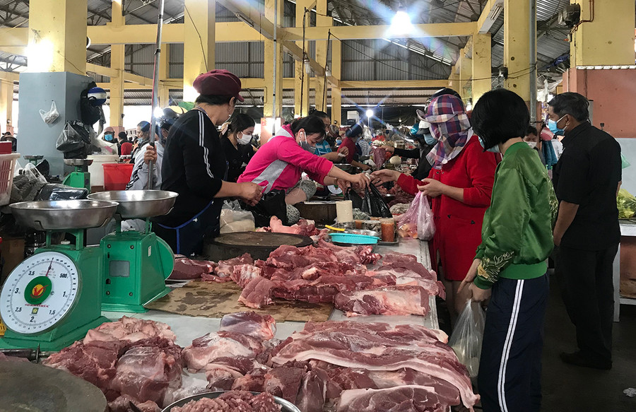 Thịt heo là mặt hàng có sức tiêu thụ mạnh trong ngày 29 Tết. Ảnh: Vũ Thảo