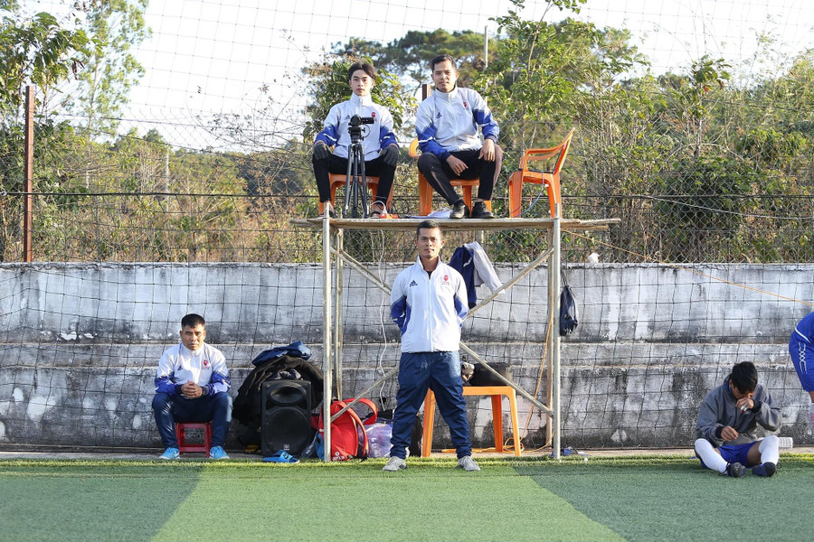 Ê kíp của anh Nguyễn Anh Dũng (xã Tân Bình, huyện Đak Đoa) trong một lần tác nghiệp. Ảnh: Lê Văn Ngọc