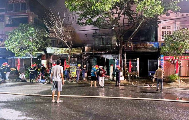 Phá cửa cứu 6 người mắc kẹt trong vụ cháy nhà ngày mùng 4 tết ảnh 3 Hàng chục cán bộ, chiến sĩ tham gia dập lửa, cứu người.