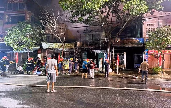 Hàng chục cán bộ, chiến sĩ tham gia dập lửa, cứu người.