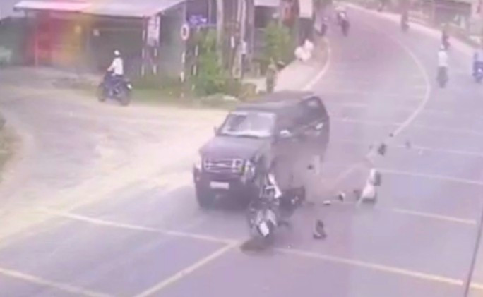 Chiếc xe của ông N. nát bét sau cú tông trực diện vào đầu xe bán tải của ông Nhọn Chiếc xe của ông N. nát bét sau cú tông trực diện vào đầu xe bán tải của ông Nhọn