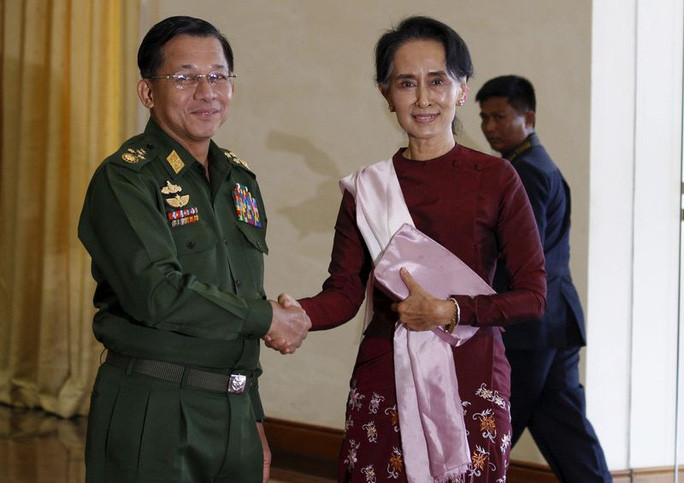  Tổng tư lệnh Hlaing và Cố vấn Nhà nước Aung San Suu Kyi. Ảnh: Reuters