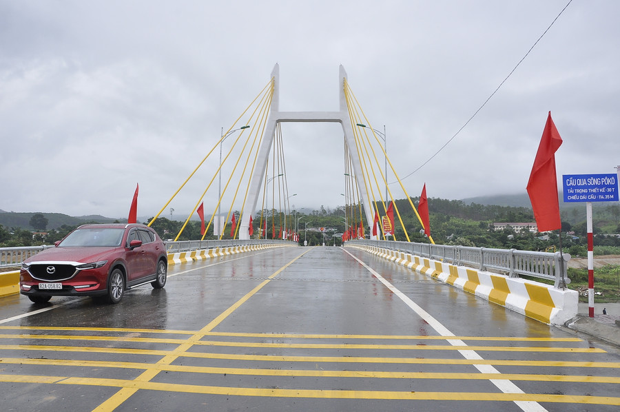 Cầu bê tông dự ứng lực bắc qua sông Pô Kô ở thị trấn Đăk Glei. Ảnh: VP Cầu bê tông dự ứng lực bắc qua sông Pô Kô ở thị trấn Đăk Glei. Ảnh: VP