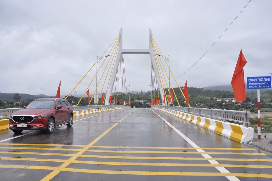 Cầu bê tông dự ứng lực bắc qua sông Pô Kô ở thị trấn Đăk Glei. Ảnh: VP