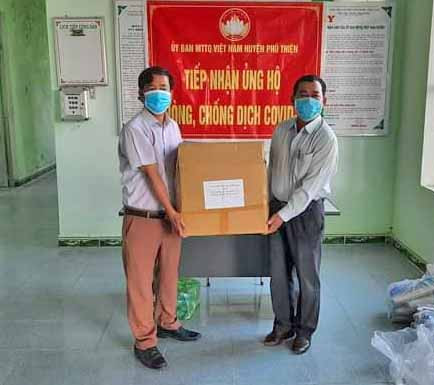 Các đơn vị ủng hộ quà cho Ủy ban MTTQ Việt Nam huyện Phú Thiện. Ảnh: Hà Phương