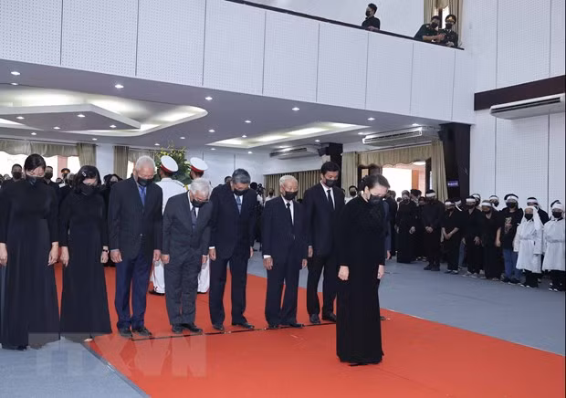  Đoàn đại biểu Quốc hội nước Cộng hòa xã hội chủ nghĩa Việt Nam do Chủ tịch Quốc hội Nguyễn Thị Kim Ngân dẫn đầu viếng nguyên Phó Thủ tướng Trương Vĩnh Trọng. (Ảnh: Thống Nhất/TTXVN)