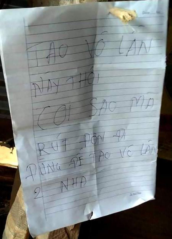 Tờ giấy mà nhóm giang hồ để lại với nội dung đe dọa người dân tại TK 442 hiện đã bị Công an H.Bảo Lâm thu giữ để phục vụ công tác điều tra - Ảnh: Trùng Dương