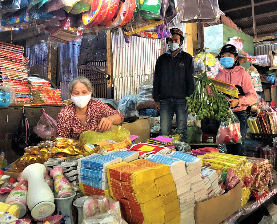 Tiểu thương tại chợ huyện Chư Prông và khách hàng đều chấp hành quy định đeo khẩu trang để phòng-chống dịch Covid-19. Ảnh: Đinh Yến Người dân huyện Chư Prông mua sắm Tết chủ động phòng-chống dịch Covid-19. Ảnh: Đinh Yến