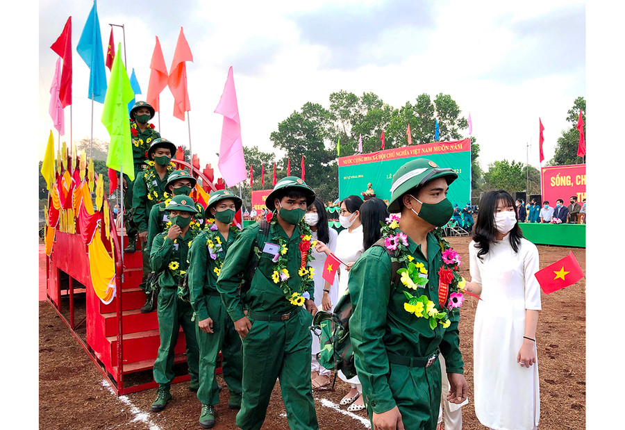 Các chiến sĩ mới tại huyện Đak Đoa bước qua Cầu vinh quang để lên xe về đơn vị huấn luyện. Ảnh: Lê Hòa