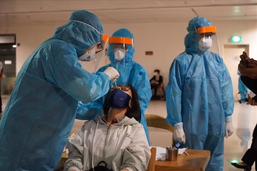 Lấy mẫu xét nghiệm sau khi phát hiện F0 là nhân viên sân bay Tân Sơn Nhất. 