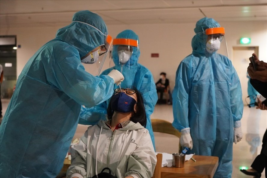 Lấy mẫu xét nghiệm sau khi phát hiện F0 là nhân viên sân bay Tân Sơn Nhất. 