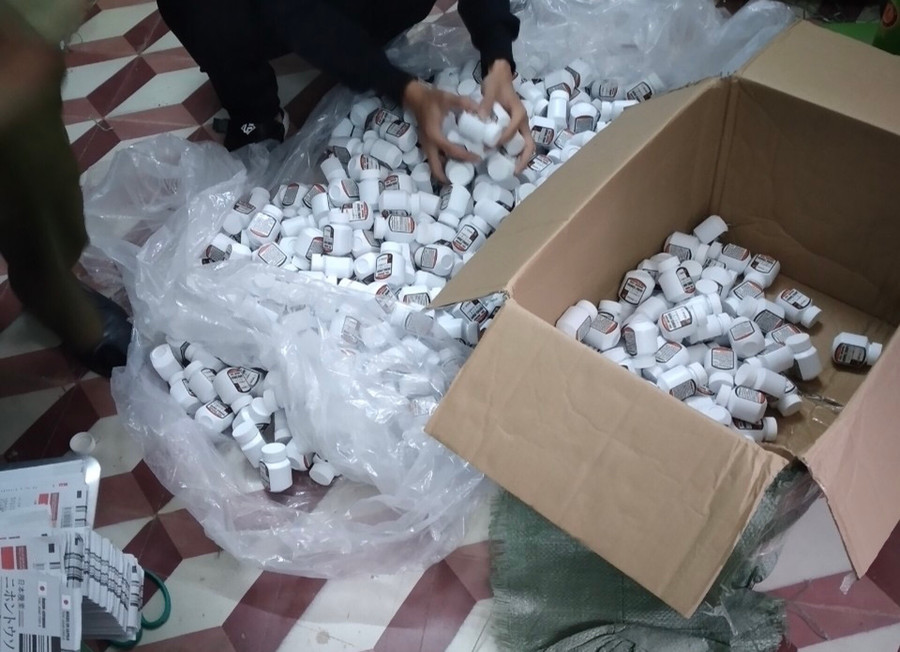  Số thuốc giả thu giữ của các đối tượng. Ảnh: Văn Ngọc
