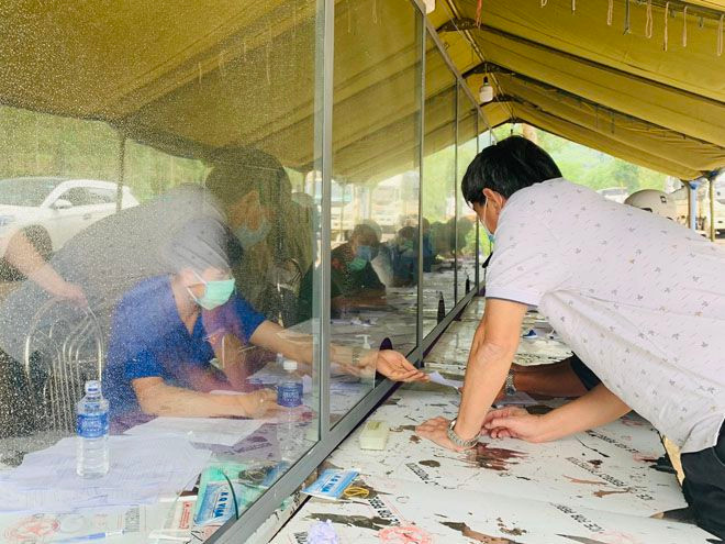 Người từ tỉnh Gia Lai về Bình Định khai báo y tế tại chốt kiểm tra, phòng chống dịch ở xã Vĩnh Sơn, H.Vĩnh Thạnh ẢNH: THANH MAI