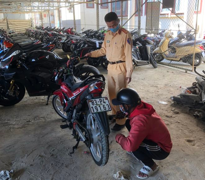 Cảnh sát giao thông Đà Lạt kiểm tra xe máy đã qua độ chế, thay đổi ống pô. Ảnh: LÂM VIÊN