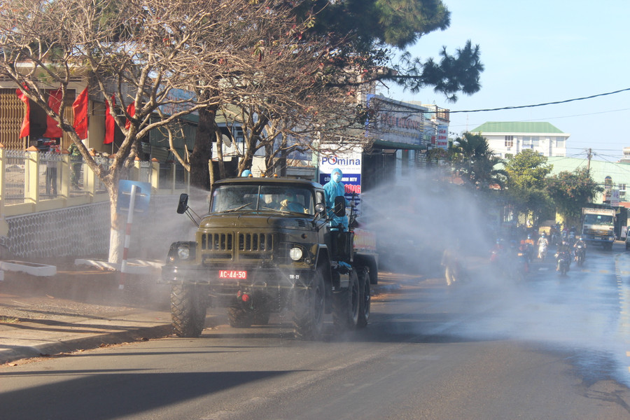 Phun thuốc khử khuẩn trên tuyến đường Lê Thánh Tôn (phường Ia Kring, TP. Pleiku). Ảnh: Chu Hoài