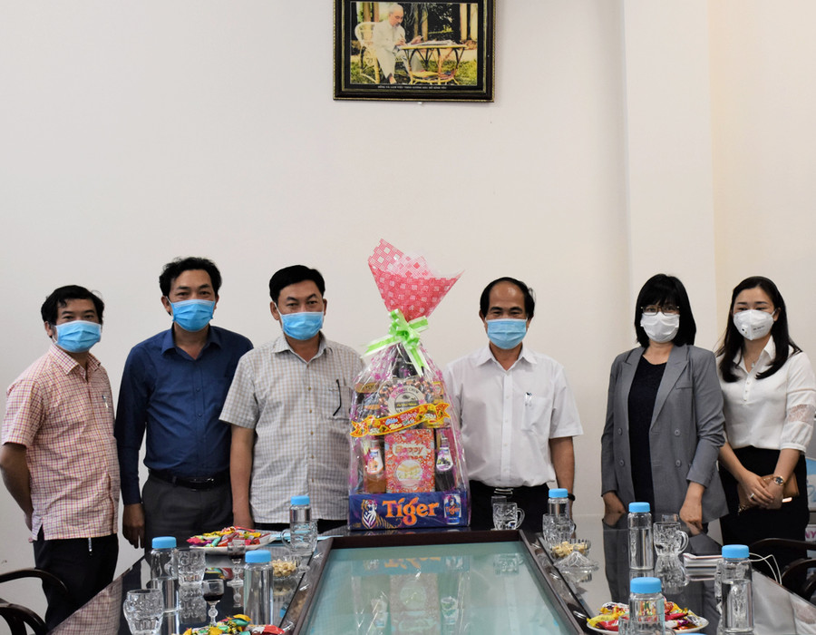  Chủ tịch UBND tỉnh tặng quà và chụp hình lưu niệm tập thể Ban Biên tập Báo Gia Lai. Ảnh: Trần Dung