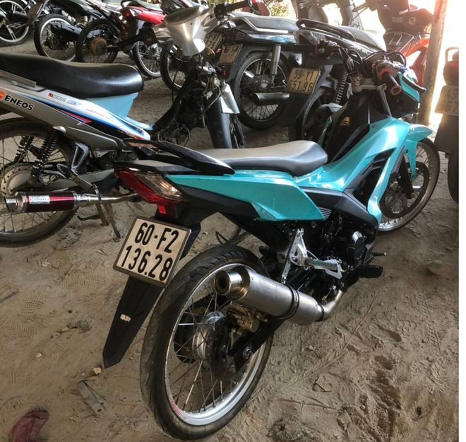 Tạm giữ xe máy đã qua độ chế, thay đổi kết cấu, chạy nẹt pô gây mất an ninh trật tự trên địa bàn TP.Đà Lạt. Ảnh: LÂM VIÊN