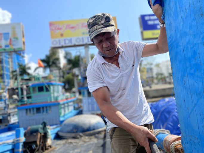 Thuyền trưởng Lê Văn Chiến đang tu sửa lại con tàu khi nằm bờ để chờ chuyến biển đầu năm Thuyền trưởng Lê Văn Chiến đang tu sửa lại con tàu khi nằm bờ để chờ chuyến biển đầu năm