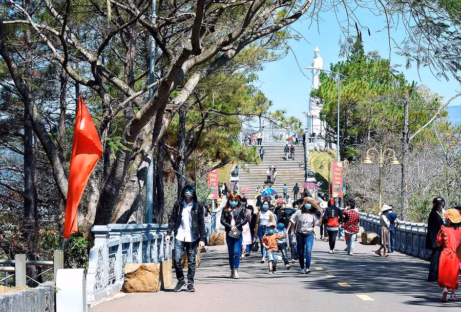 Du khách tham quan thắng cảnh Biển Hồ. Ảnh: Đức Thụy