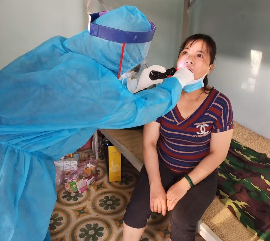 Cán bộ y tế kiểm tra sức khỏe công dân tại khu cách ly tập trung ở trụ sở cũ của Ban Chỉ huy Quân sự thị xã Ayun Pa. Ảnh: Vũ Chi