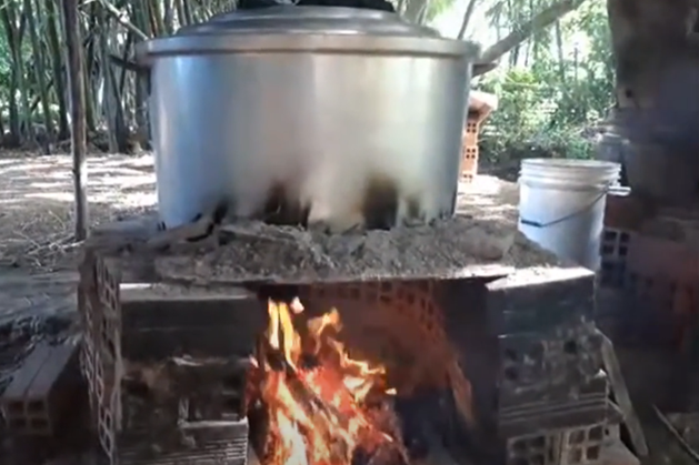 Chái bếp - nơi gắn liền với thanh xuân của má và những kỉ niệm về ngày Tết cổ truyền. Ảnh: Dy.