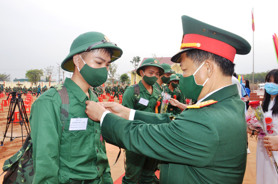 Đại tá Lê Kim giàu-Phó chủ tịch Hội đồng nghĩa vụ Quân sự tỉnh, chỉnh đốn quân phục cho thanh niên lên đường nhập ngũ tại huyện Đức Cơ. Ảnh: Vĩnh Hoàng