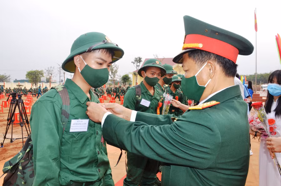 Đại tá Lê Kim giàu-Phó chủ tịch Hội đồng nghĩa vụ Quân sự tỉnh, chỉnh đốn quân phục cho thanh niên lên đường nhập ngũ tại huyện Đức Cơ. Ảnh: Vĩnh Hoàng