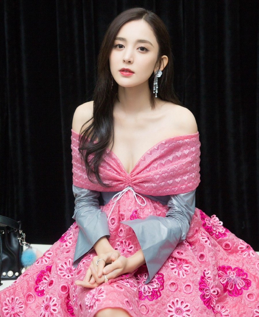 Người đẹp sinh năm 1992 sở hữu gương mặt đẹp, làn da trắng cùng thân hình chuẩn, chiều cao 1m72 nên có thể “cân” được nhiều phong cách thời trang khác nhau. Ảnh: Weibo.