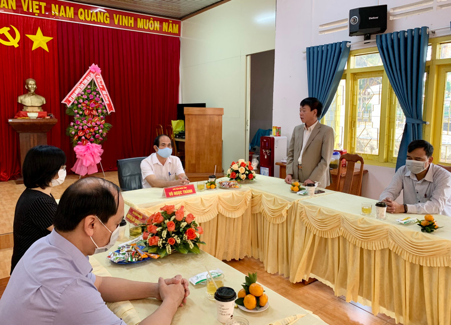 Ông Mai Xuân Hải-Giám đốc Sở Y tế phát biểu cảm ơn lãnh đạo tỉnh đã quan tâm, động viên cán bộ, nhân viên ngành Y tế; đồng thời khẳng định toàn ngành sẽ phấn đấu hoàn thành tốt mọi nhiệm vụ được giao. Ảnh: Như Nguyện Ông Mai Xuân Hải-Giám đốc Sở Y tế thay mặt Ngành Y tế cám ơn lãnh đạo tỉnh đã quan tâm, động viên và xin hứa toàn ngành phấn đấu hoàn thành tốt mọi nhiệm vụ được giao. Ảnh: Như Nguyện