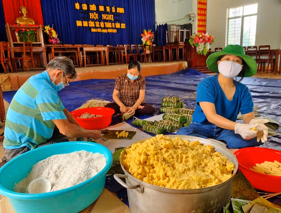 Bà Nguyễn Thị Hạ Chi-Chủ tịch UBND phường Đoàn Kết (thị xã Ayun Pa, bìa phải) cùng người dân gói bánh tét nghĩa tình. Ảnh.Vũ Chi