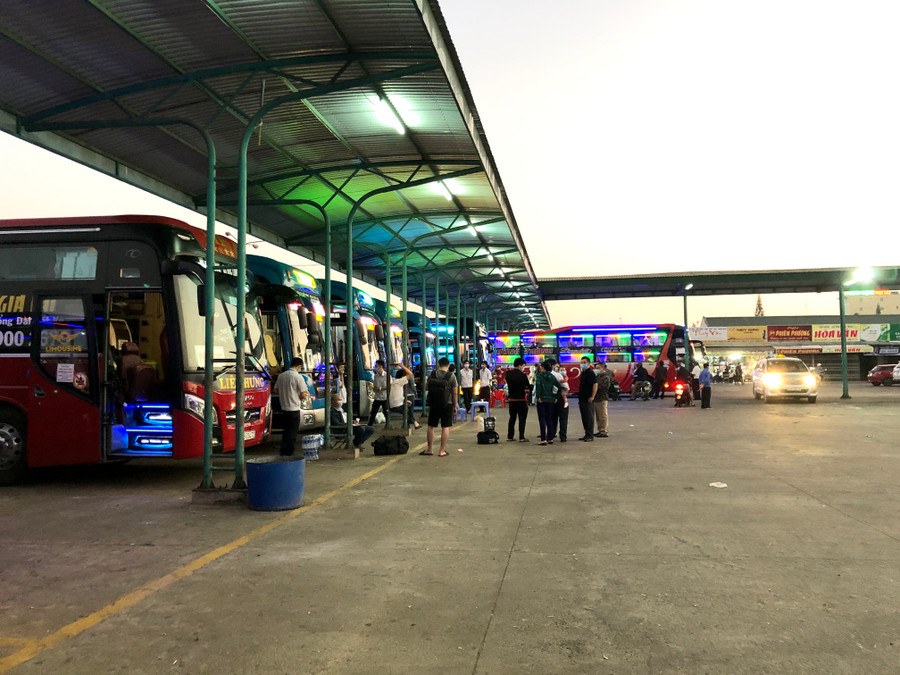 Giờ cao điểm các xe khởi hành đi TP. Hồ Chí Minh tối ngày 5 Tết tại Bến xe Đức Long Gia Lai vẫn khá vắng vẻ. Ảnh Lê Hòa