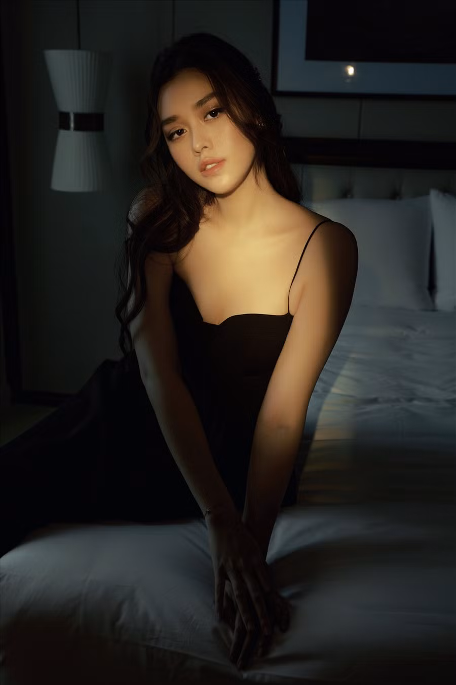 Vốn được biết đến là một người đẹp có vóc dáng mượt mà, Tường San phát huy được hết thế mạnh khi diện những thiết kế đầm tôn dáng kèm chất liệu mềm mại, tự tin tạo những kiểu dáng thanh lịch, nền nã. Ảnh: Kyanh Trần.