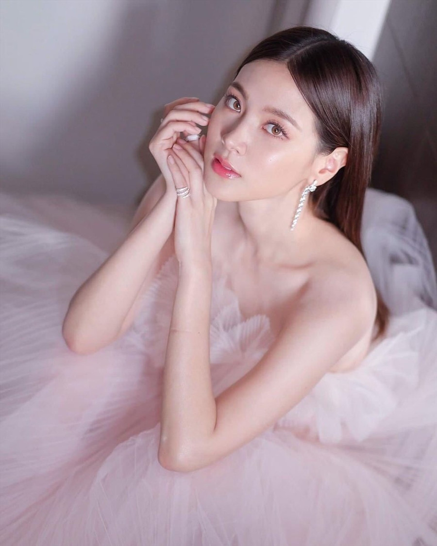 Cuối năm 2018, nhật báo tiếng Anh nổi tiếng của Thái Bangkok Post đăng một bài viết về Baifern, trong đó miêu tả cô là “quyến rũ và tài năng“. Theo bài viết, Baifern ra mắt làng phim ảnh với bộ phim thành công năm 2010 là “Crazy Little Thing Called Love“. Ảnh: Instagram NV Cuối năm 2018, nhật báo tiếng Anh nổi tiếng của Thái Bangkok Post đăng một bài viết về Baifern, trong đó miêu tả cô là “quyến rũ và tài năng“. Theo bài viết, Baifern ra mắt làng phim ảnh với bộ phim thành công năm 2010 là “Crazy Little Thing Called Love“. Ảnh: Instagram NV