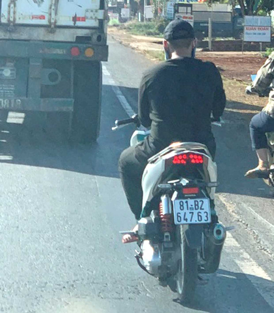 Hình ảnh anh B. không đội mũ bảo hiểm khi điều khiển xe máy bị người dân chụp lại gửi Công an huyện Đak Đoa. Ảnh: Văn Ngọc