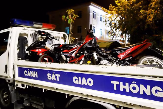 Xuyên đêm trấn áp 'quái xế' với xe máy độ chế càn quấy những ngày tết ảnh 4