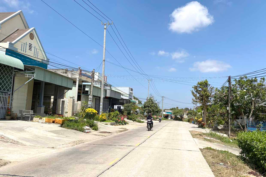 Đường liên thôn đoạn đi qua thôn 6 (xã Thành An, thị xã An Khê) đã trở nên sạch-đẹp sau khi triển khai mô hình. Ảnh: Nhật Hào