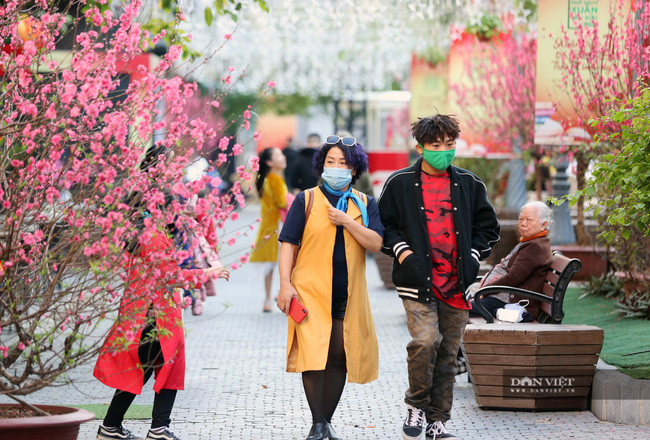 Người dân đi chơi ngày cuối năm tại các địa điểm du lịch, vui chơi tại Hà Nội.