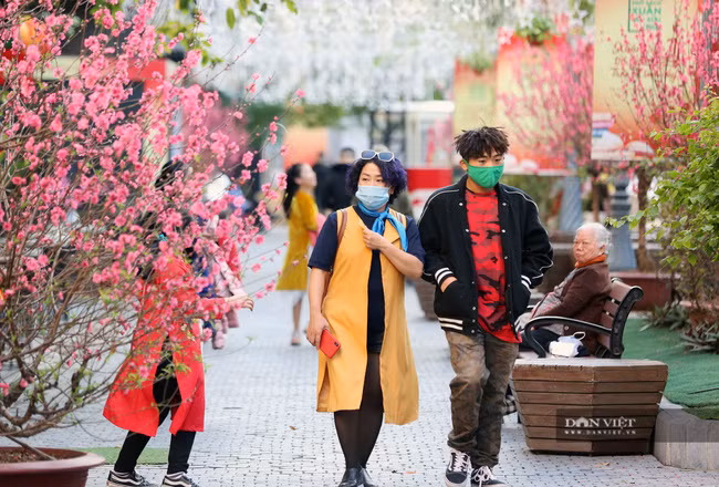 Người dân đi chơi ngày cuối năm tại các địa điểm du lịch, vui chơi tại Hà Nội.
