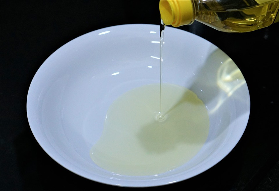 Các thực phẩm nhiều dầu mỡ cũng dẫn đến các bệnh lý như: béo phì, tim mạch,... Bạn cũng nên sử dụng dầu ăn đảm bảo chất lượng và chỉ dùng một lần để đảm bảo sức khỏe. Ảnh: Tùng Giang Các thực phẩm nhiều dầu mỡ cũng dẫn đến các bệnh lý như: béo phì, tim mạch,... Bạn cũng nên sử dụng dầu ăn đảm bảo chất lượng và chỉ dùng một lần để đảm bảo sức khỏe. Ảnh: Tùng Giang