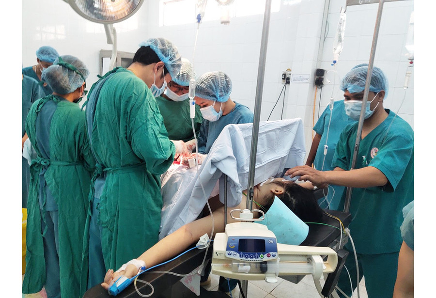  Ê kíp tiến hành ca mổ cấp cứu cho bệnh nhân. Ảnh: Lê Đức Thọ