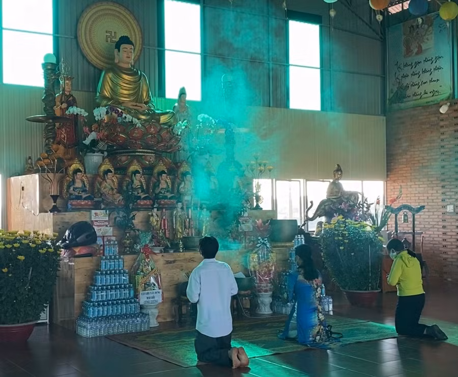 Ngay từ sáng sớm, nhiều gia đình đã đi lên chùa xin lộc đầu năm mới. Ảnh: Ngọc Thu 