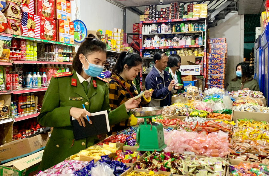 Đoàn liên ngành của tỉnh kiểm tra tại cơ sở kinh doanh tạp hóa Thanh Hoa (03 Nguyễn Trãi, phường Yên Đổ, TP. Pleiku). Ảnh: Như Nguyện